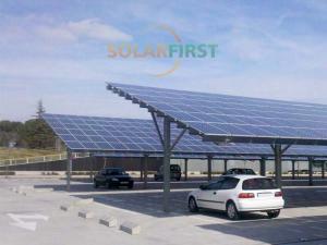 Instalación de acero para cochera solar en el suelo