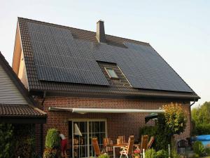 Soporte solar para techo de tejas con sistema de estanterías