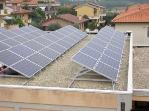 Soportes de montaje triangulares para sistemas solares de montaje en techo