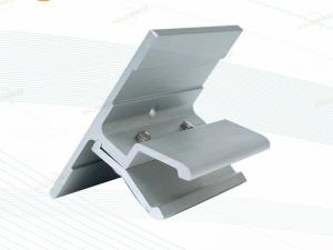 Sistema de montaje de techo para paneles solares con abrazadera de junta alzada