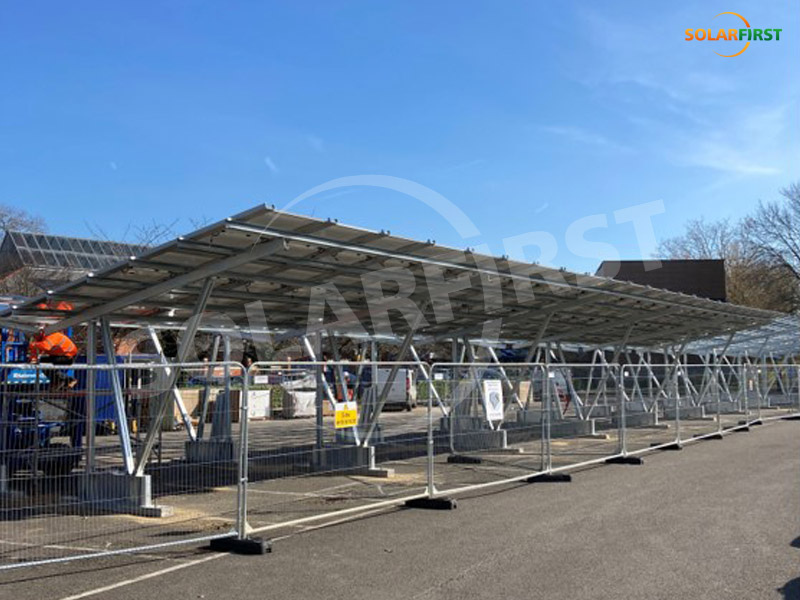 Cochera impermeable de acero al carbono Sudbury de 300 kWp