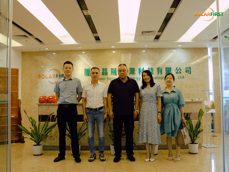 Cooperación beneficiosa para todos en innovación: Xinyi Glass visita el Grupo SolFirsTech