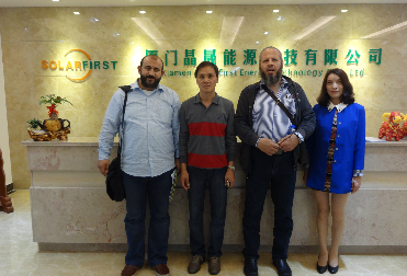 Clientes de Egipto visitan Egipto para colaborar en proyectos solares