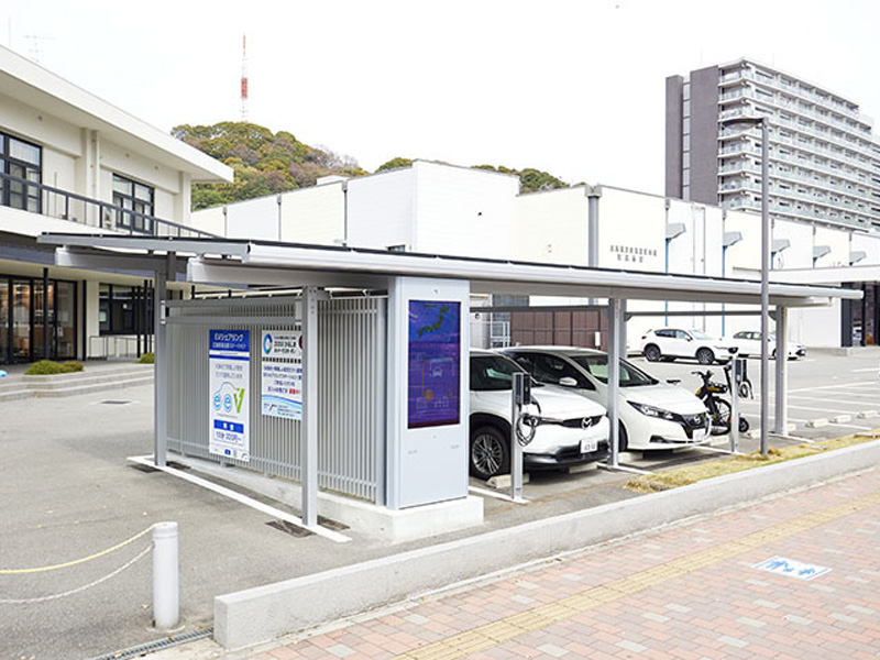 Estación de coches eléctricos compartidos totalmente autosuficiente que funciona de forma independiente con energía solar.