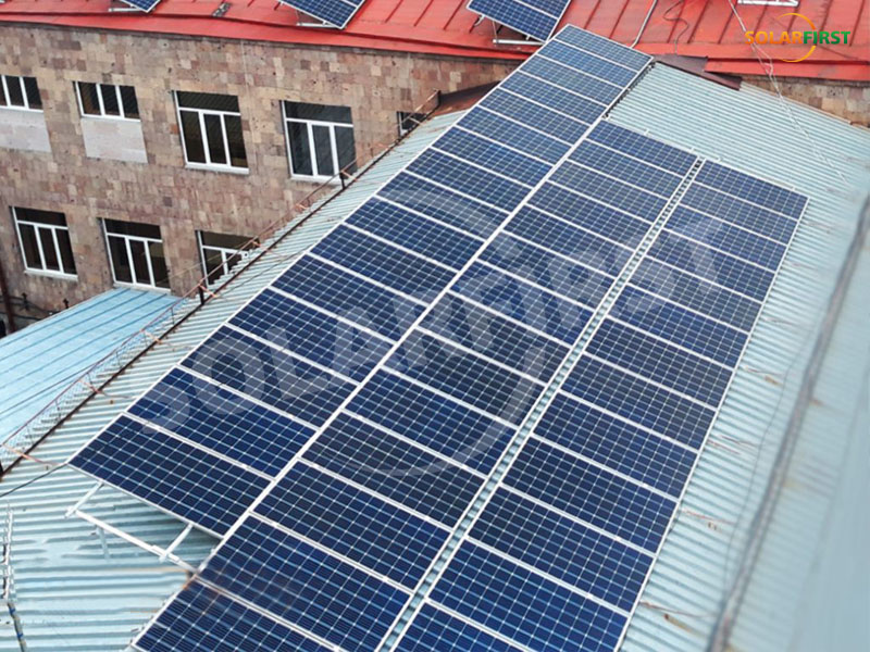 Proyecto de techo de tejas metálicas de 400 kW en Armenia