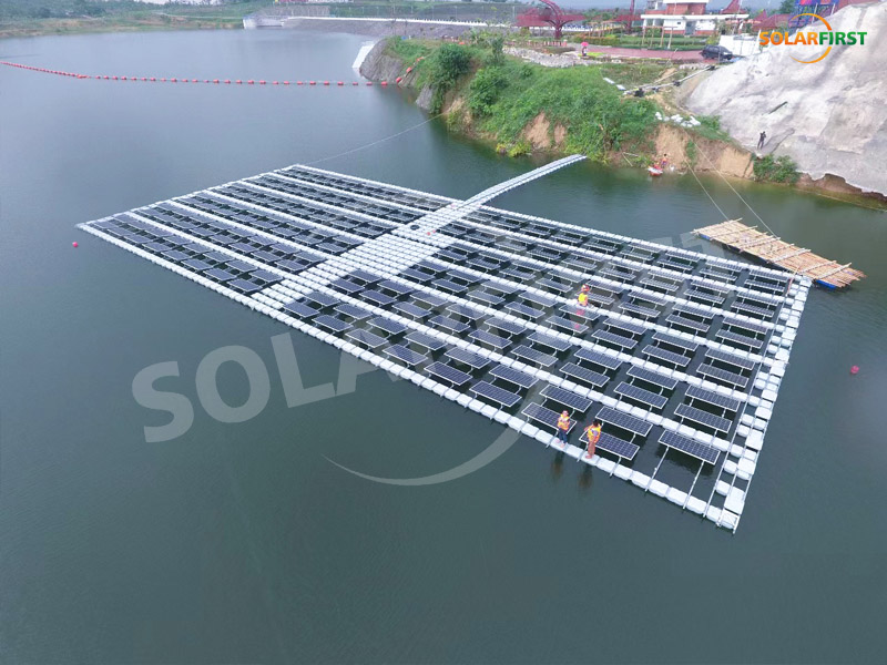 Proyecto de planta fotovoltaica flotante de 68 kWp en Indonesia