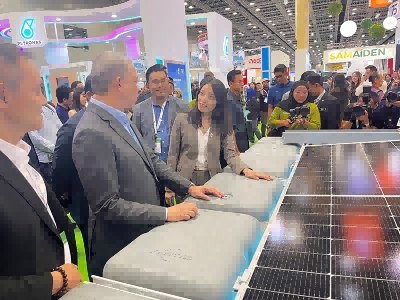 Fadillah Yusof, Ministra de Energía de Malasia y Segunda Primera Ministra de Malasia Oriental visitaron el stand de SolFirsTech