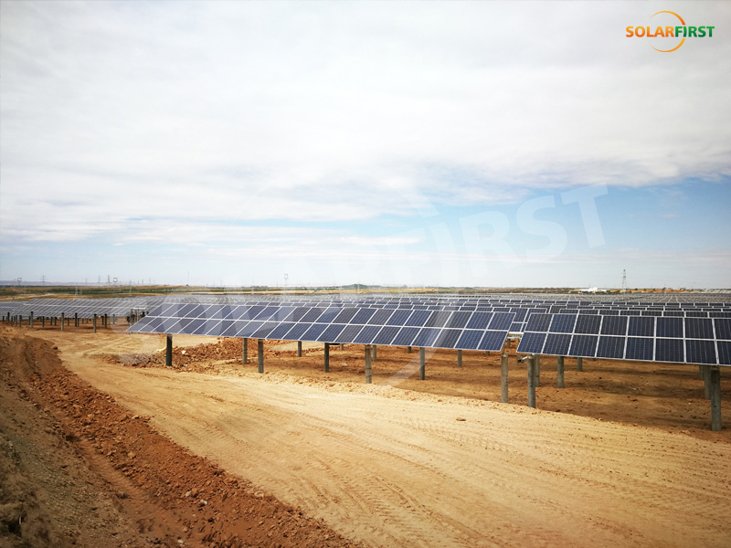 Proyecto de seguimiento de un solo eje plano de 28 MW en Gansu