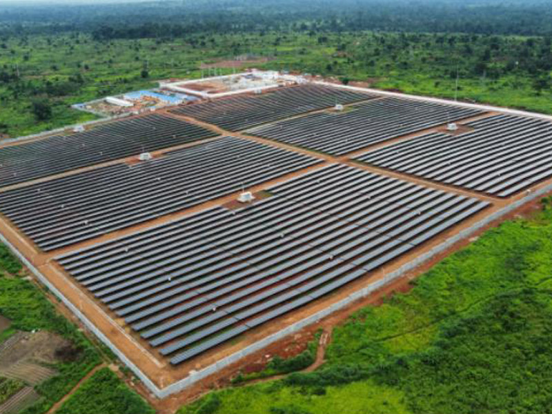 Una planta de energía solar apoyada por China alivia la escasez de energía en África Central.